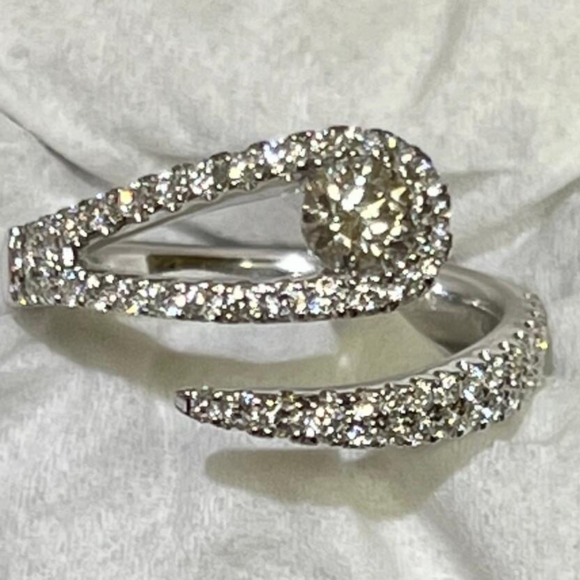 Elegant silver ring with sparkling diamonds in a unique design.